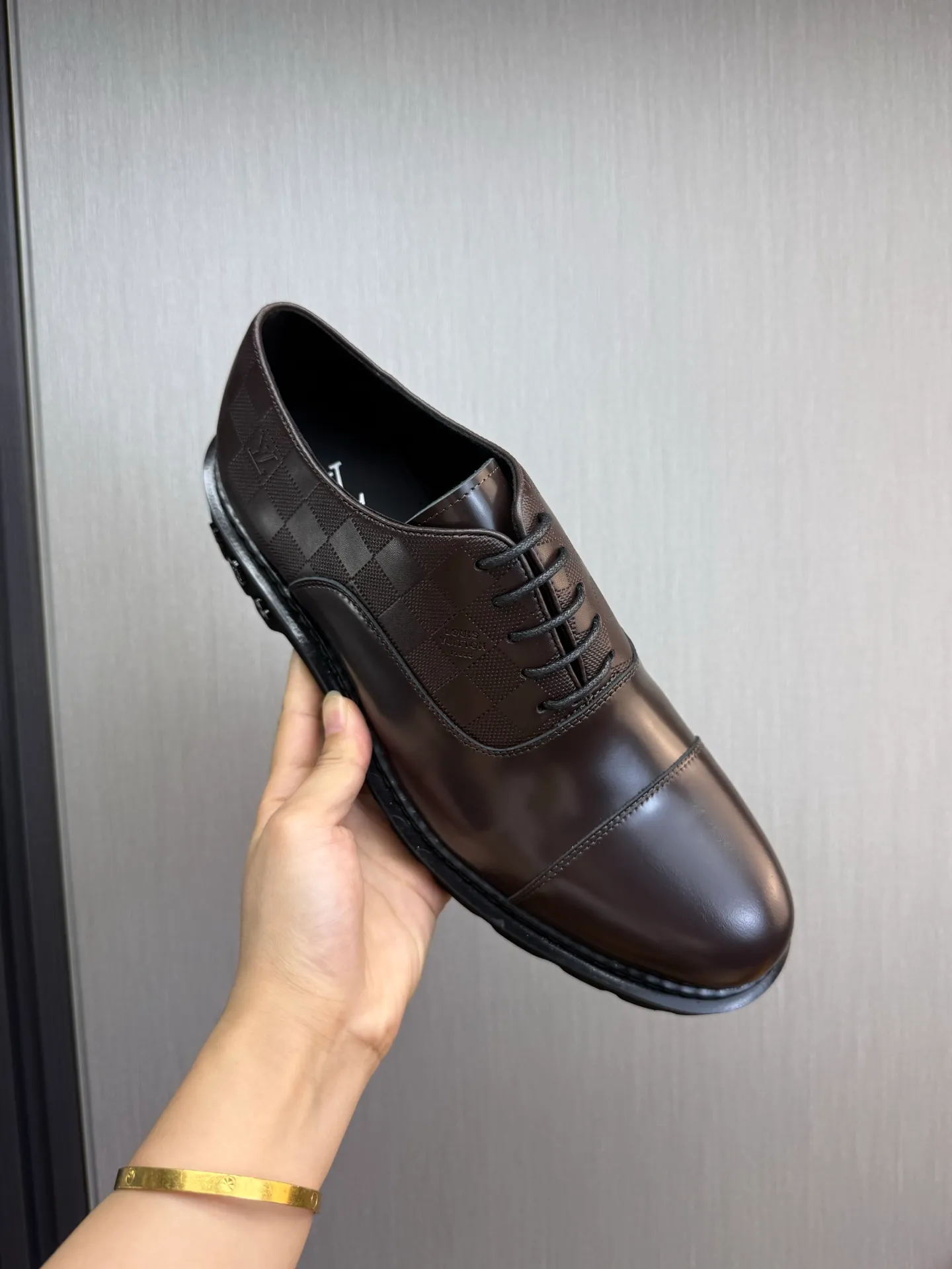 Men's shoes 💰900💰 LV. Men's casual lace-up leather shoes, the latest hot style 🔥 1:1 original purchase quality, top quality goods ⬆️The upper is imported open-edge beaded cowhide, cowhide, and cow suede. The hand-made three-dimensional stitching highlights the round toe design. The inner foot pads are all imported cowhide, with the original wear-resistant foam outsole, matching code 39-44, (38, 45 custom-made, non-refundable)